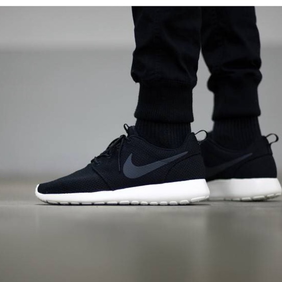 Nike Other - 8.5 MENS NIKE ROSHE SHOES